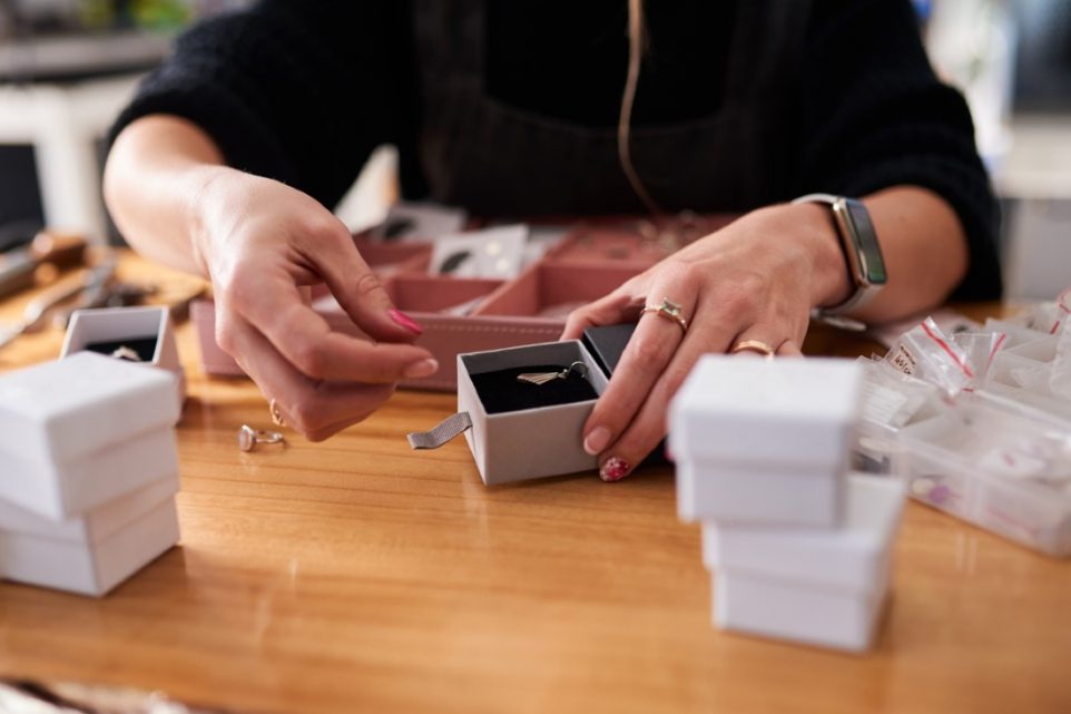 how to pack your jewelry